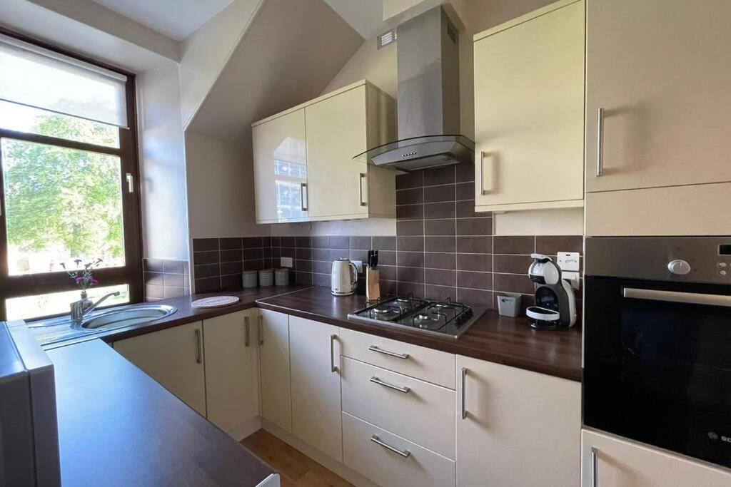 אינברנס No 10 Immaculate City Centre, Top Floor 2 Bed Flat With Free Parking מראה חיצוני תמונה