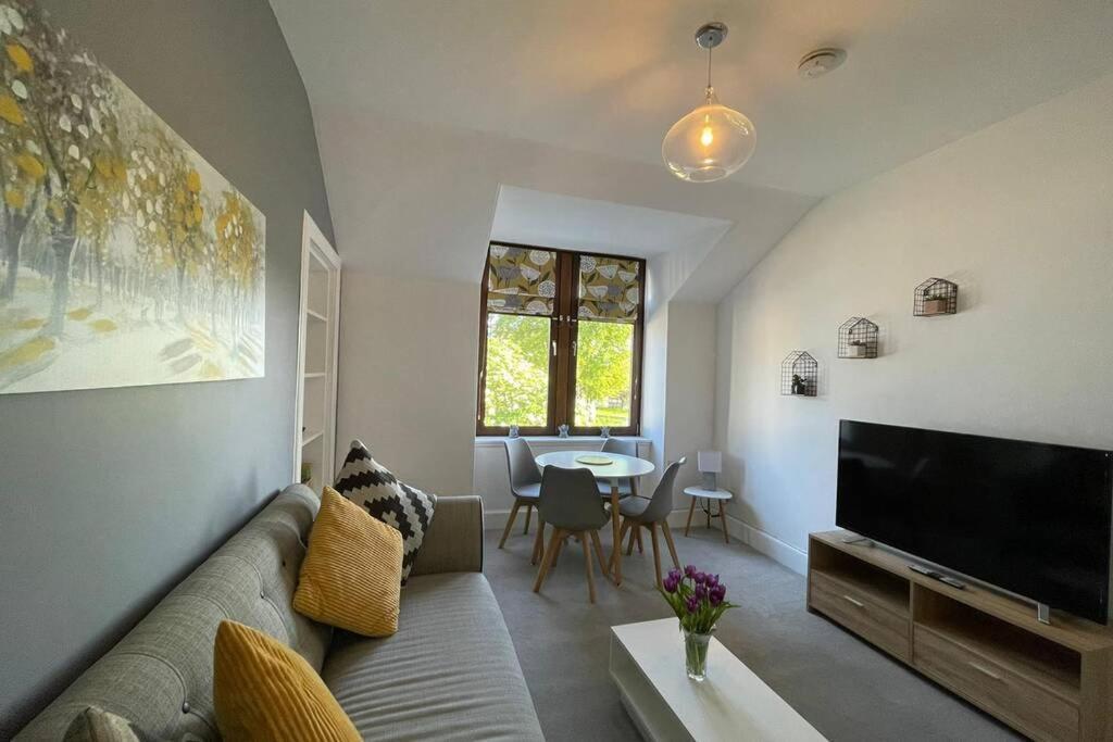 אינברנס No 10 Immaculate City Centre, Top Floor 2 Bed Flat With Free Parking מראה חיצוני תמונה