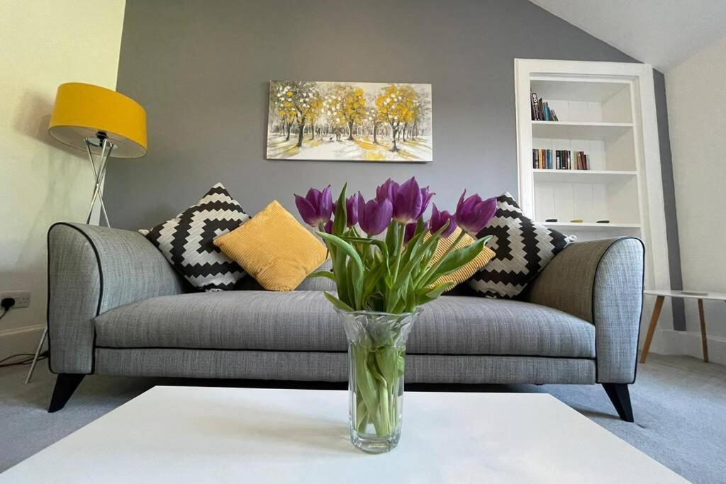 אינברנס No 10 Immaculate City Centre, Top Floor 2 Bed Flat With Free Parking מראה חיצוני תמונה