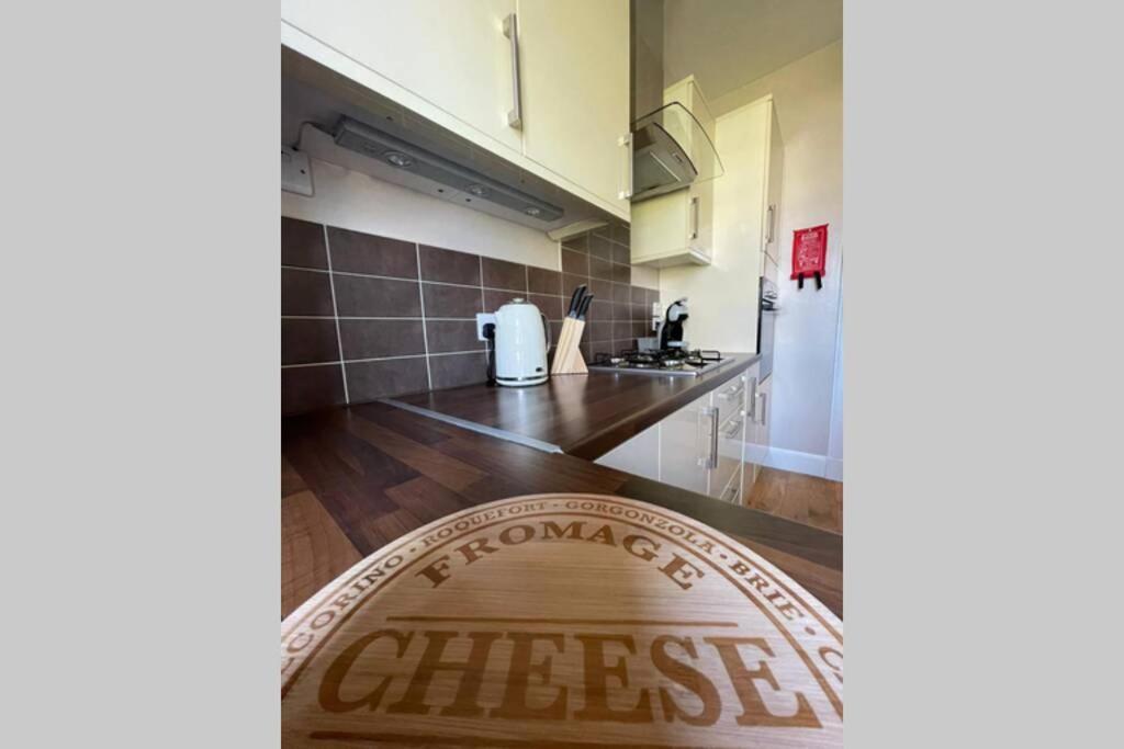 אינברנס No 10 Immaculate City Centre, Top Floor 2 Bed Flat With Free Parking מראה חיצוני תמונה