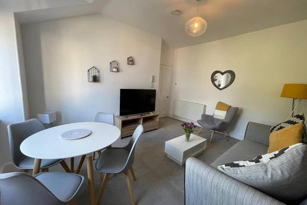 אינברנס No 10 Immaculate City Centre, Top Floor 2 Bed Flat With Free Parking מראה חיצוני תמונה